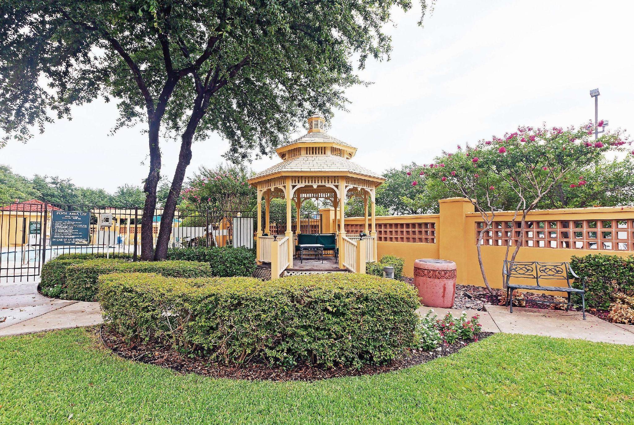 La Quinta By Wyndham Dallas Arlington South Exterior photo